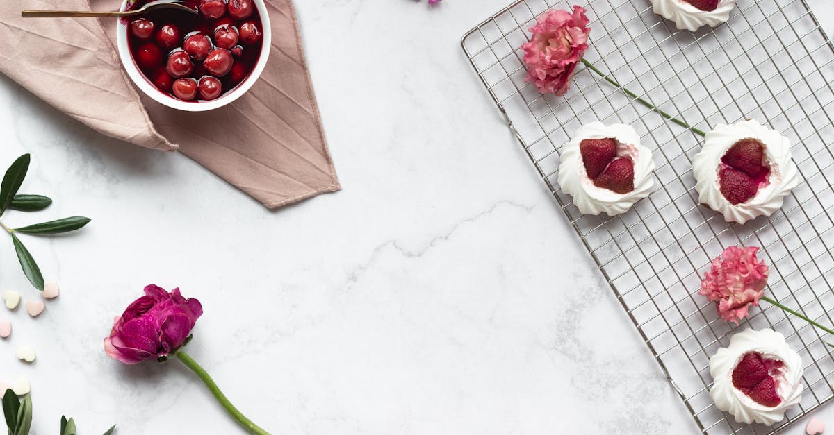 découvrez la délicieuse pavlova, un dessert aérien à base de meringue, garni de fruits frais et de crème chantilly. idéale pour les occasions spéciales, cette douceur australienne séduira vos invités par sa légèreté et ses saveurs éclatantes.