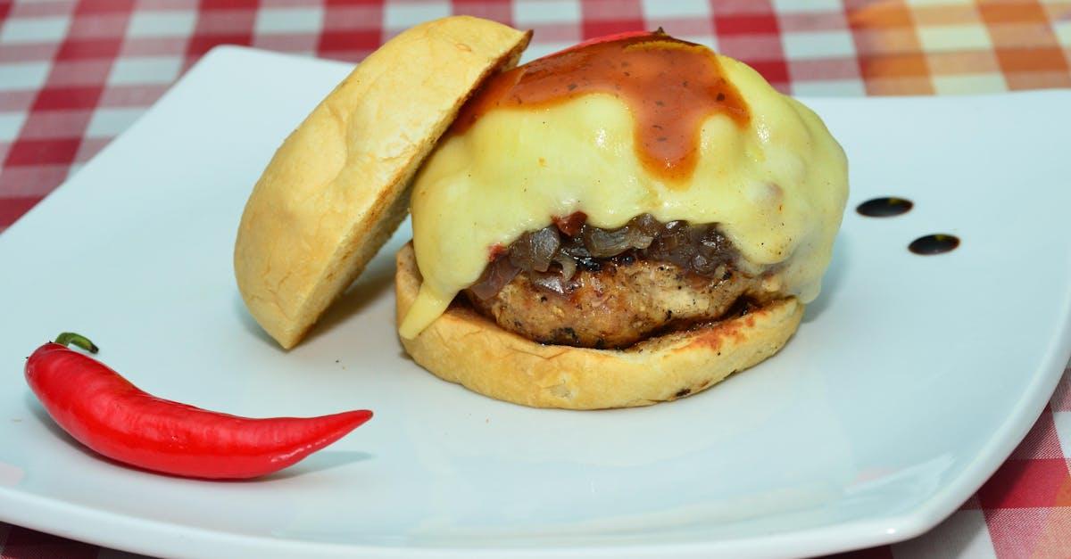 découvrez les délicieuses gougères au fromage, des bouchées légères et aérées, idéales pour un apéritif ou une entrée raffinée. ces petits choux salés, fourrés de fromage fondant, raviront vos convives avec leur texture croustillante à l'extérieur et moelleuse à l'intérieur.