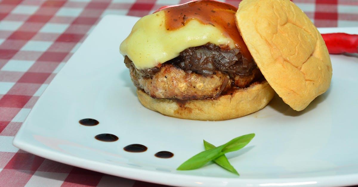 découvrez la recette des gougères au fromage, des bouchées légères et savoureuses qui allient une pâte à choux aérienne à un fromage fondant. idéales pour vos apéritifs ou en accompagnement, ces délices français raviront vos convives à chaque bouchée.