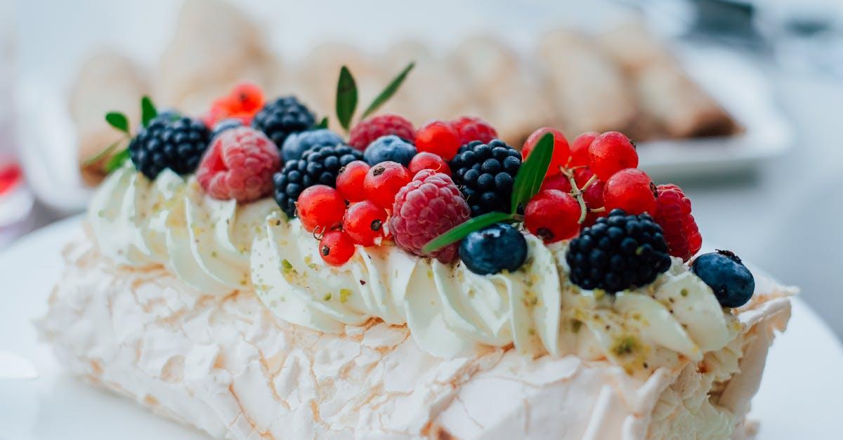 découvrez la pavlova, un délicieux dessert meringué croquant à l'extérieur et moelleux à l'intérieur, garni de crème fouettée et de fruits frais, idéal pour toutes vos occasions festives.