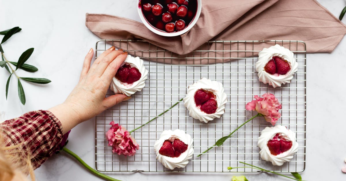 découvrez la pavlova, un dessert léger et aérien à base de meringue, garni de crème fouettée et de fruits frais. un délice parfait pour les amateurs de douceurs fruitées et croustillantes, idéal pour toutes vos occasions spéciales.