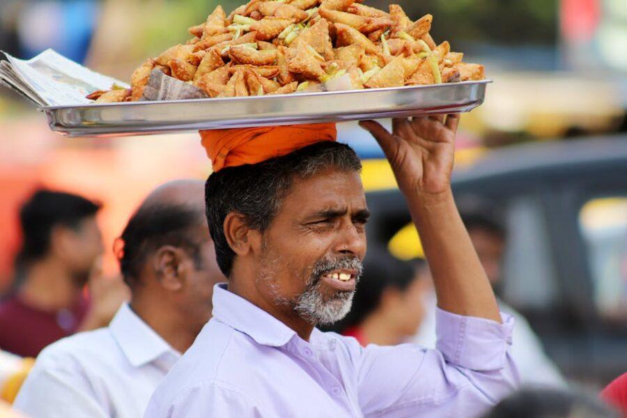 découvrez les délicieux samosas, ces petits chaussons frits ou cuits, garnis d'un mélange savoureux de légumes et d'épices. parfaits pour un apéritif ou une collation, ils apporteront une touche exotique à vos repas.