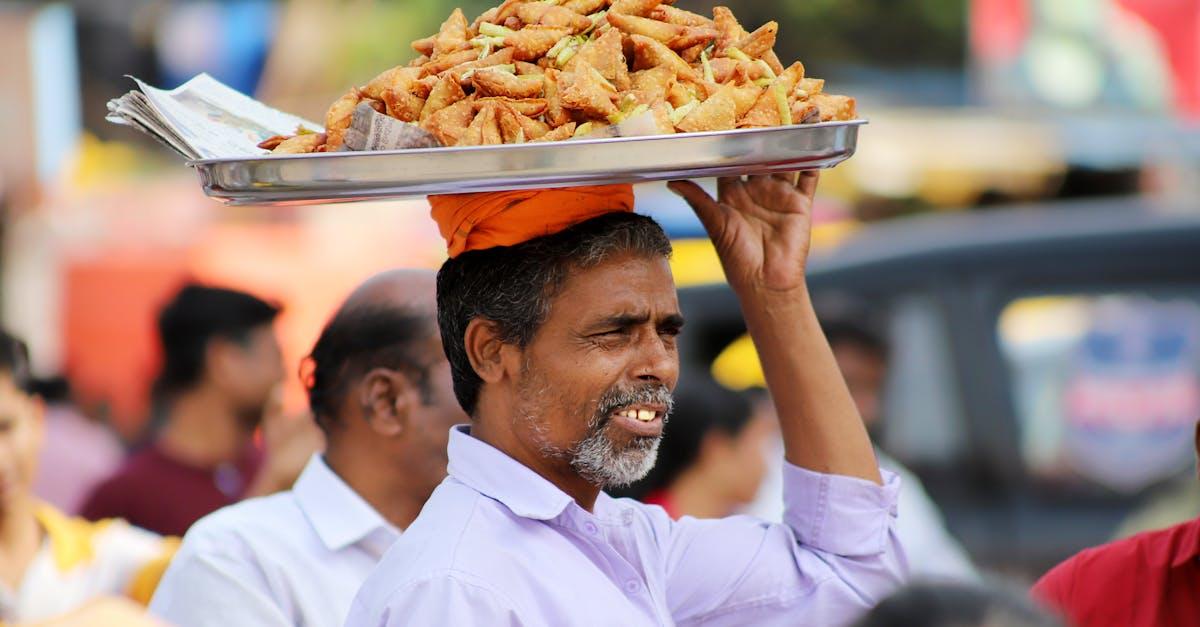 découvrez les délicieux samosas, ces petits chaussons frits ou cuits, garnis d'un mélange savoureux de légumes et d'épices. parfaits pour un apéritif ou une collation, ils apporteront une touche exotique à vos repas.