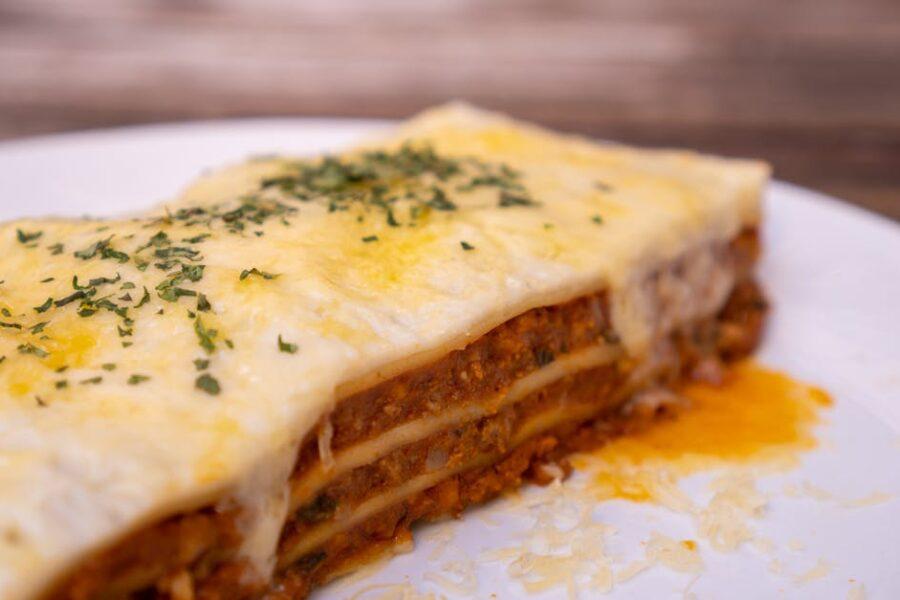 découvrez la recette classique de la béchamel, une sauce onctueuse et savoureuse, parfaite pour accompagner vos plats gratinés, lasagnes et légumes. apprenez à réaliser cette préparation incontournable de la cuisine française avec des ingrédients simples.