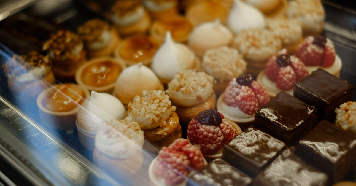 découvrez la délicieuse légèreté des éclairs à la crème, de savoureuses douceurs faites d'une pâte à choux aérienne et garnies de crème oncteuse. parfaites pour les gourmands, ces petites bouchées sucrées raviront vos papilles à chaque bouchée.