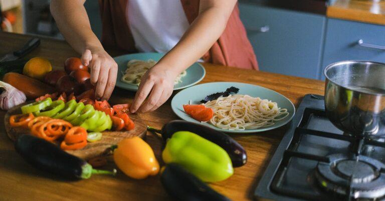 découvrez des recettes savoureuses à base d'aubergine, allant des plats traditionnels aux innovations culinaires. idéal pour tous les amateurs de légumes, ces recettes vous séduiront par leur créativité et leur goût.