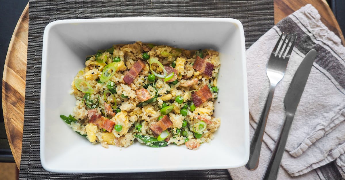 découvrez notre délicieuse recette de riz sauté, un plat populaire aux saveurs exquises et faciles à préparer. idéal pour utiliser vos restes, ce riz frit est garni de légumes croquants, d'œufs et d'épices savoureuses. parfait pour un repas rapide et satisfaisant, à déguster en famille ou entre amis !