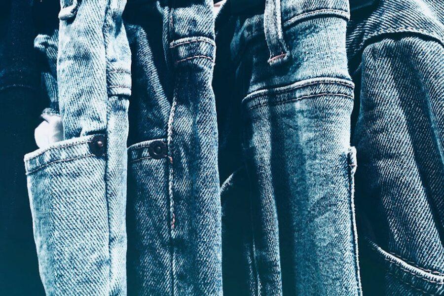 découvrez notre collection de jeans tendance pour hommes et femmes. des coupes modernes, des tissus de haute qualité et un style inégalé pour toutes les occasions. trouvez le jean parfait qui s'adapte à votre silhouette et exprime votre personnalité.