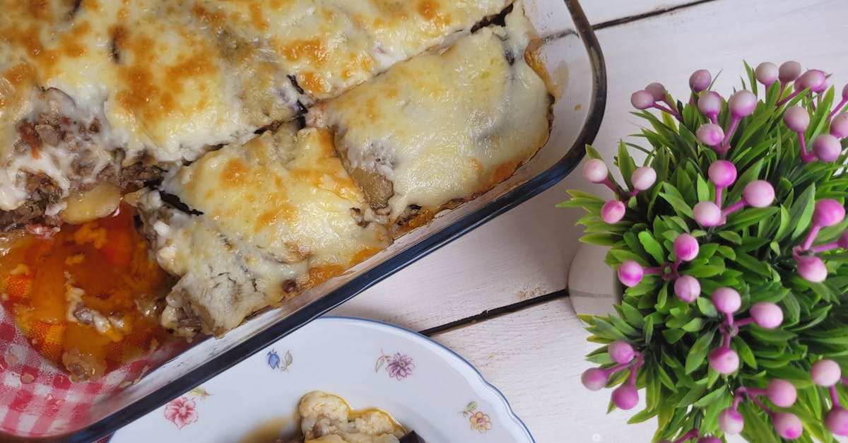 découvrez la moussaka, un plat traditionnel méditerranéen savoureux à base d'aubergines, de viande hachée et de béchamel. plongez dans les saveurs riches et réconfortantes de ce classique de la cuisine grecque, idéal pour un repas chaleureux en famille ou entre amis.