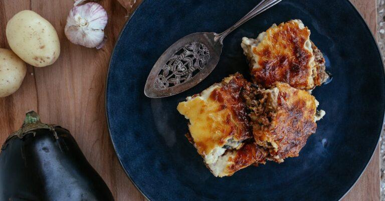 découvrez la moussaka, un plat traditionnel méditerranéen savoureux à base d'aubergines, de viande hachée et de béchamel. parfaite pour un repas convivial, elle allie textures et saveurs dans un délice à partager en famille ou entre amis.