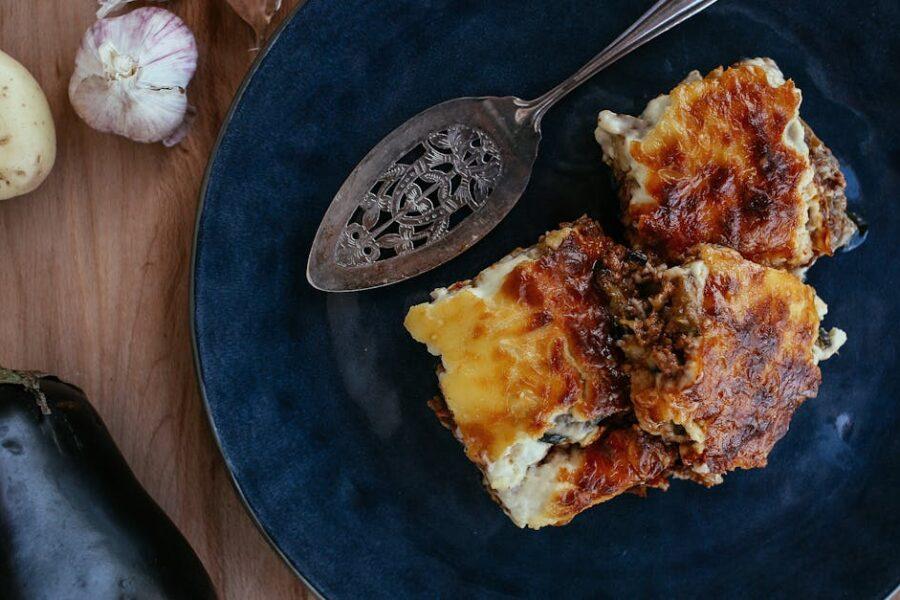 découvrez la moussaka, un plat traditionnel méditerranéen savoureux à base d'aubergines, de viande hachée et de béchamel. parfaite pour un repas convivial, elle allie textures et saveurs dans un délice à partager en famille ou entre amis.