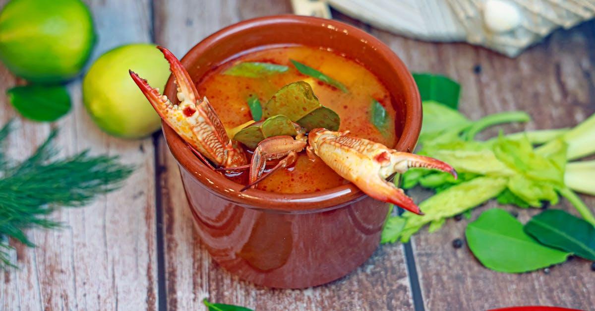 découvrez la chaleur et les saveurs uniques de la soupe thaïlandaise, un plat réconfortant à base d'herbes fraîches, de légumes croquants et de délicieuses épices qui éveilleront vos papilles. parfait pour une entrée ou un repas léger, cette soupe est un voyage gourmand en asie.