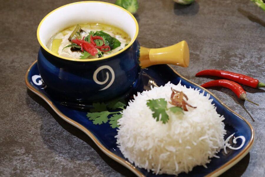 découvrez la délicieuse soupe thaïlandaise, un mélange savoureux de légumes frais, d'épices aromatiques et de lait de coco onctueux. parfaite pour réchauffer votre cœur et éveiller vos papilles, cette recette authentique vous transporte au pays des sourires.