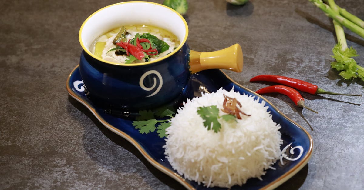 découvrez la délicieuse soupe thaïlandaise, un mélange savoureux de légumes frais, d'épices aromatiques et de lait de coco onctueux. parfaite pour réchauffer votre cœur et éveiller vos papilles, cette recette authentique vous transporte au pays des sourires.