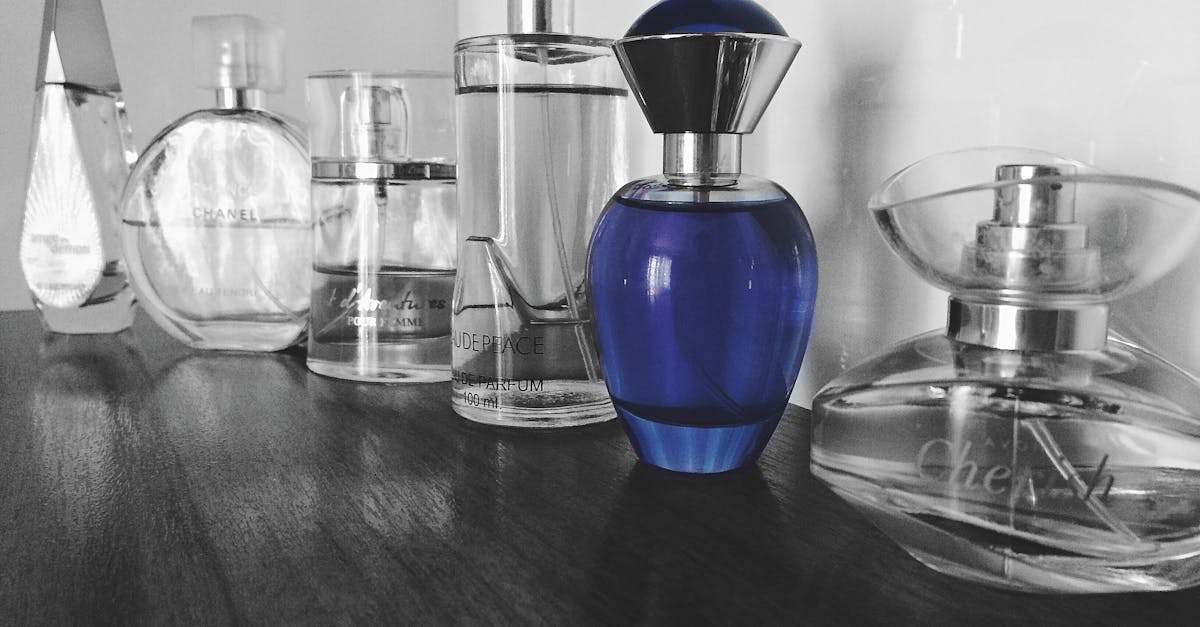 découvrez l'univers luxueux de chanel, symbole d'élégance et d'innovation. plongez dans l'histoire de cette maison emblématique, explorez ses collections de mode, parfums et accessoires qui transcendent les tendances et incarnent le chic à la française.