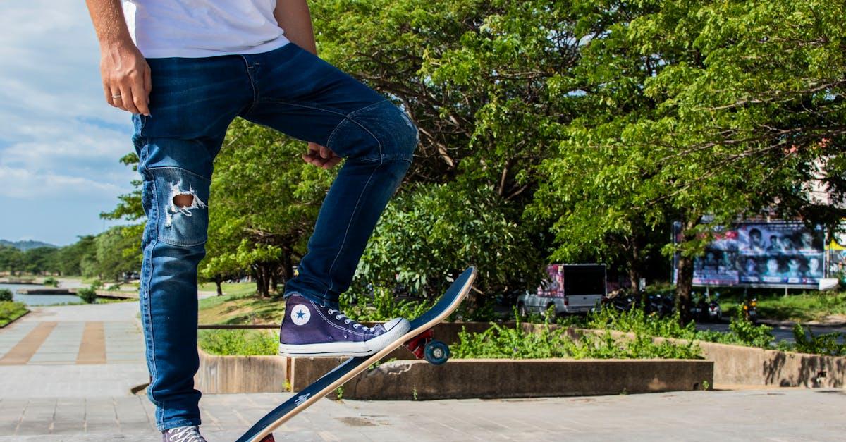 découvrez notre sélection incontournable de jeans ajustés, alliant confort et style. parfaits pour toutes les occasions, ces jeans mettent en valeur votre silhouette tout en offrant une sensation agréable. trouvez le modèle idéal pour compléter votre garde-robe.