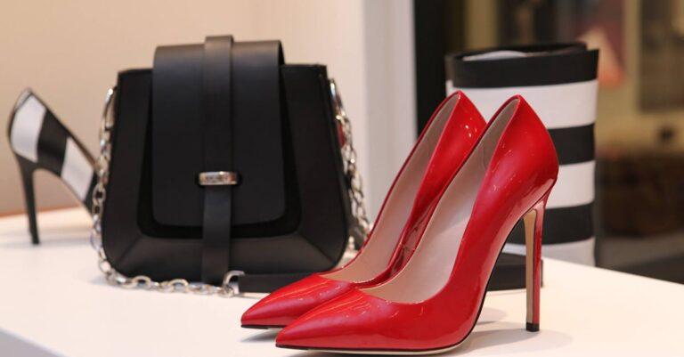 découvrez notre collection de chaussures tendance pour tous les styles et toutes les occasions. alliez confort et élégance avec notre sélection de modèles variés, allant des sneakers décontractées aux chaussures habillées. trouvez la paire parfaite pour compléter votre look !