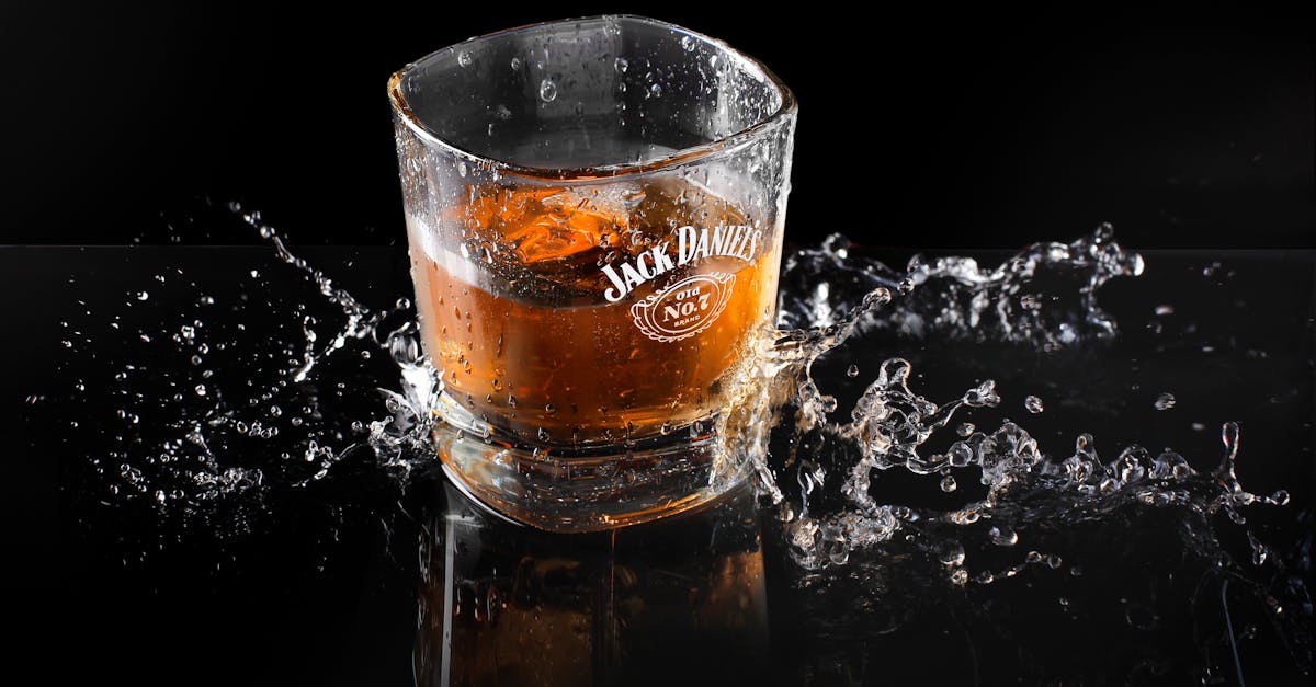 découvrez notre sélection raffinée de whiskies du monde entier. que vous soyez novice ou expert, explorez les arômes, les saveurs et l'histoire de cette boisson emblématique. trouvez le whisky parfait pour chaque occasion et laissez-vous séduire par l'art de la distillation.
