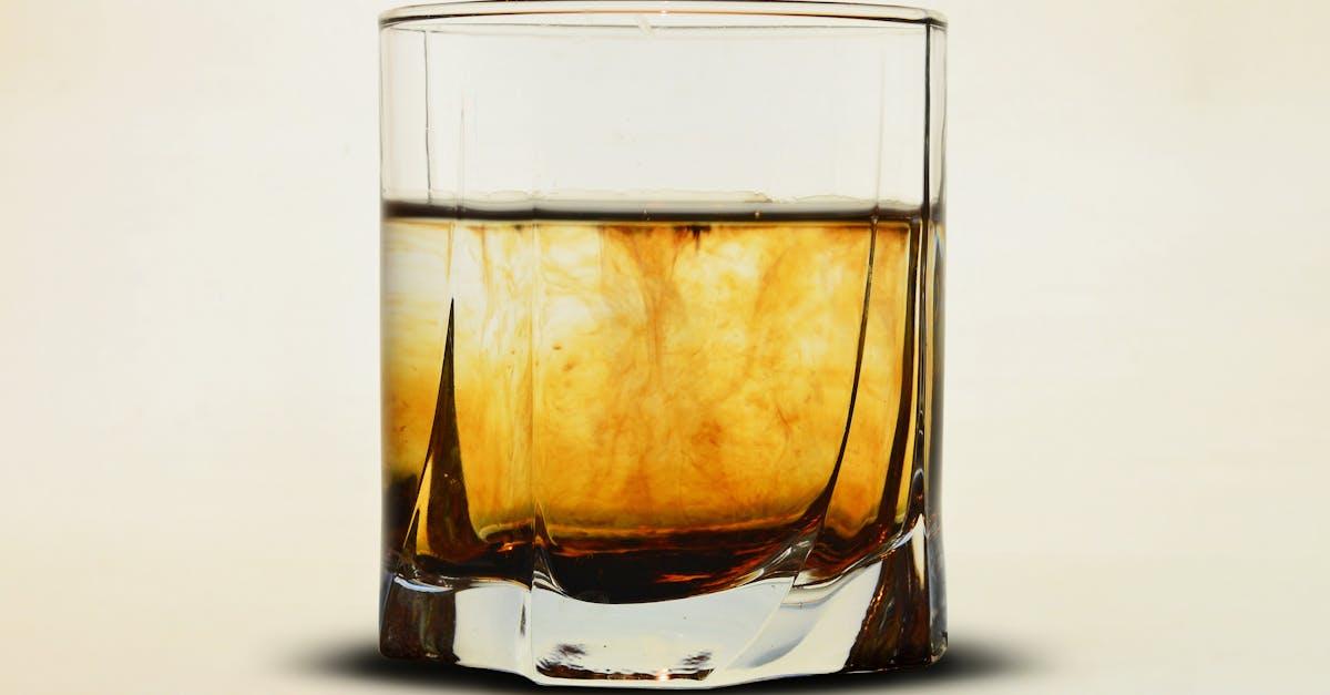 découvrez l'univers fascinant du whisky, une boisson complexe et raffinée. explorez les différentes régions, les méthodes de distillation et les saveurs uniques qui font de chaque gorgée une expérience inoubliable.
