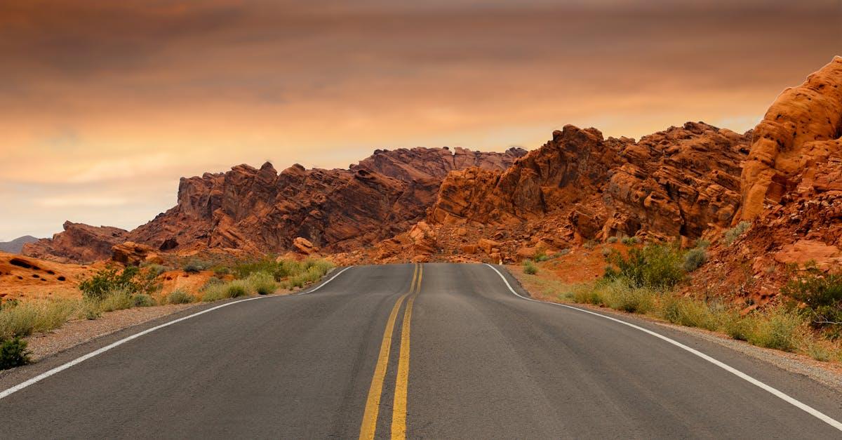 découvrez l'univers de l'asphalte, un matériau essentiel pour la construction de routes, de parkings et d'infrastructures. apprenez-en davantage sur ses caractéristiques, ses applications et son impact environnemental.