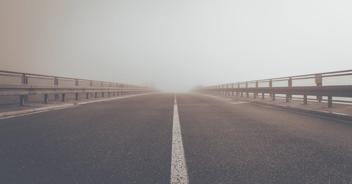 découvrez tout sur l'asphalte : ses applications dans la construction routière, ses avantages, son entretien et son impact environnemental. apprenez comment ce matériau durable joue un rôle essentiel dans nos infrastructures modernes.