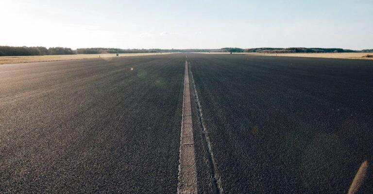 découvrez tout sur l'asphalte, ses propriétés, ses applications et son importance dans la construction et l'entretien des routes. apprenez comment cet matériau essentiel contribue à la durabilité des infrastructures modernes.