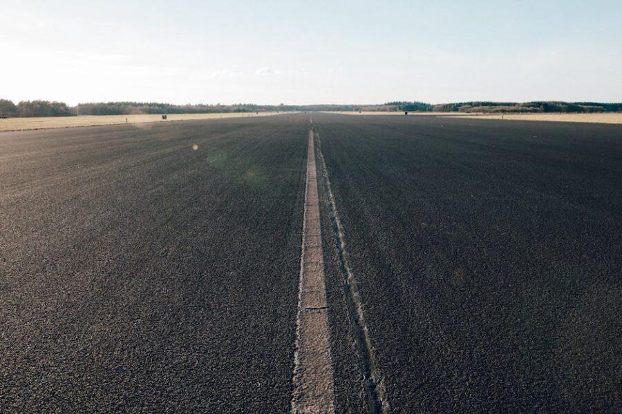découvrez tout sur l'asphalte, ses propriétés, ses applications et son importance dans la construction et l'entretien des routes. apprenez comment cet matériau essentiel contribue à la durabilité des infrastructures modernes.