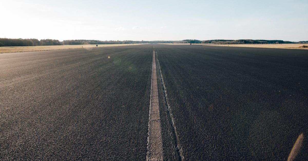 découvrez tout sur l'asphalte, ses propriétés, ses applications et son importance dans la construction et l'entretien des routes. apprenez comment cet matériau essentiel contribue à la durabilité des infrastructures modernes.