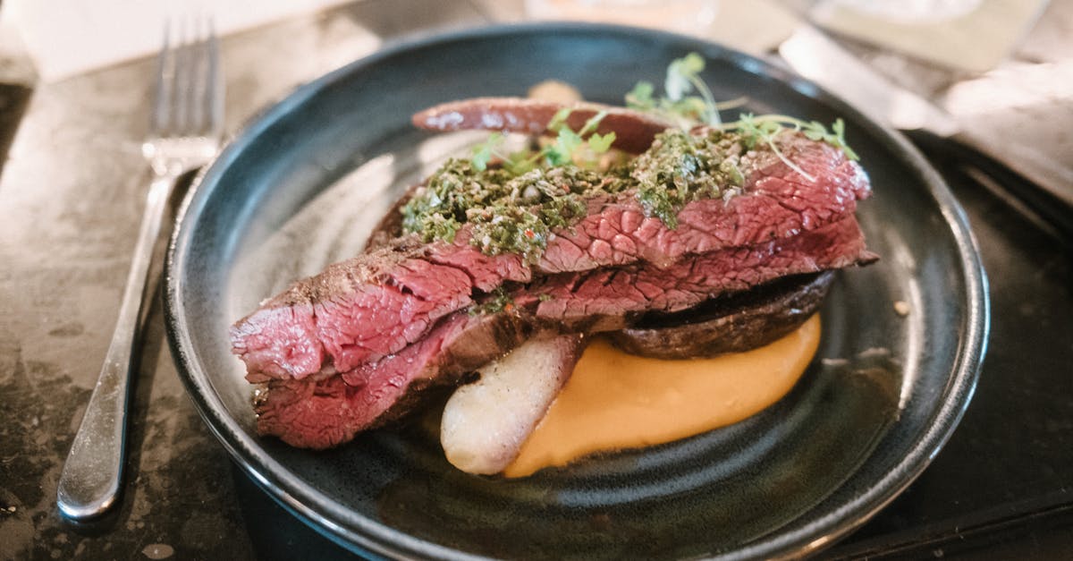 découvrez le chimichurri, une sauce argentine pleine de saveurs, idéale pour accompagner viandes grillées, légumes ou même en marinades. apprenez à réaliser cette préparation savoureuse et donnez un coup de peps à vos plats !
