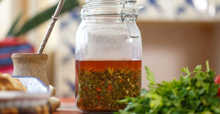 découvrez notre chimichurri, une sauce argentine savoureuse à base de persil, ail et épices, parfaite pour accompagner viandes grillées, légumes et marinades. apportez une touche d'authenticité à vos plats avec cette recette facile à réaliser.
