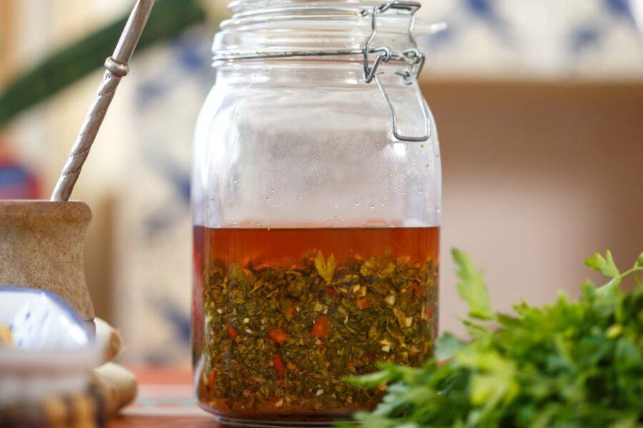 découvrez notre chimichurri, une sauce argentine savoureuse à base de persil, ail et épices, parfaite pour accompagner viandes grillées, légumes et marinades. apportez une touche d'authenticité à vos plats avec cette recette facile à réaliser.