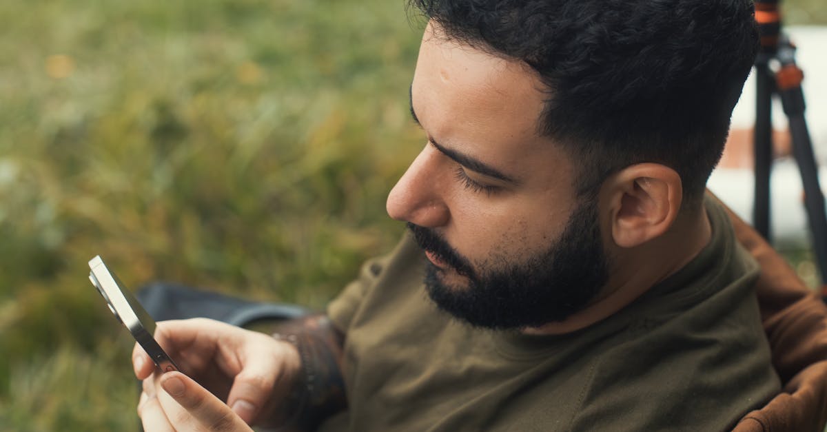 découvrez le style moderne de la barbe dégradée : une tendance qui allie élégance et masculinité. apprenez à entretenir et coiffer votre fade beard pour un look soigné et trendy.