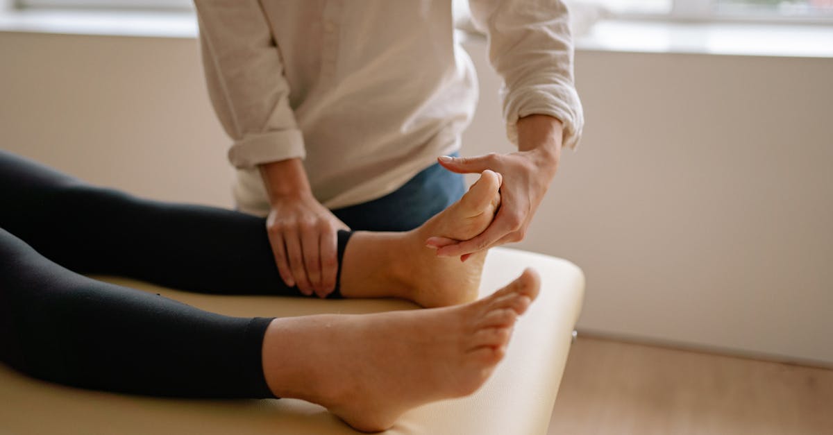 découvrez les bienfaits d'un massage des pieds revitalisant. détendez-vous et soulagez les tensions accumulées grâce à cette expérience apaisante qui stimule la circulation et améliore votre bien-être général.