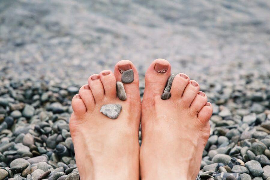 découvrez le bien-être ultime avec notre service de massage des pieds. détendez-vous et revitalisez vos pieds fatigués grâce à des techniques apaisantes qui relaxeront votre corps et votre esprit. offrez-vous un moment de pure indulgence et laissez nos experts s'occuper de vous.
