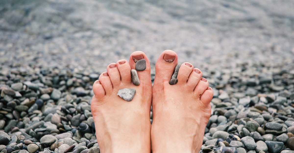 découvrez le bien-être ultime avec notre service de massage des pieds. détendez-vous et revitalisez vos pieds fatigués grâce à des techniques apaisantes qui relaxeront votre corps et votre esprit. offrez-vous un moment de pure indulgence et laissez nos experts s'occuper de vous.