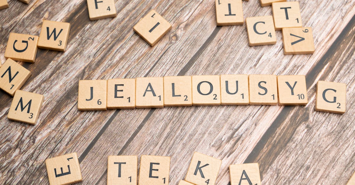 découvrez les nuances de la jalousie, un sentiment complexe qui peut influencer nos relations et notre bien-être. explorez ses causes, ses conséquences et des conseils pour la gérer efficacement.