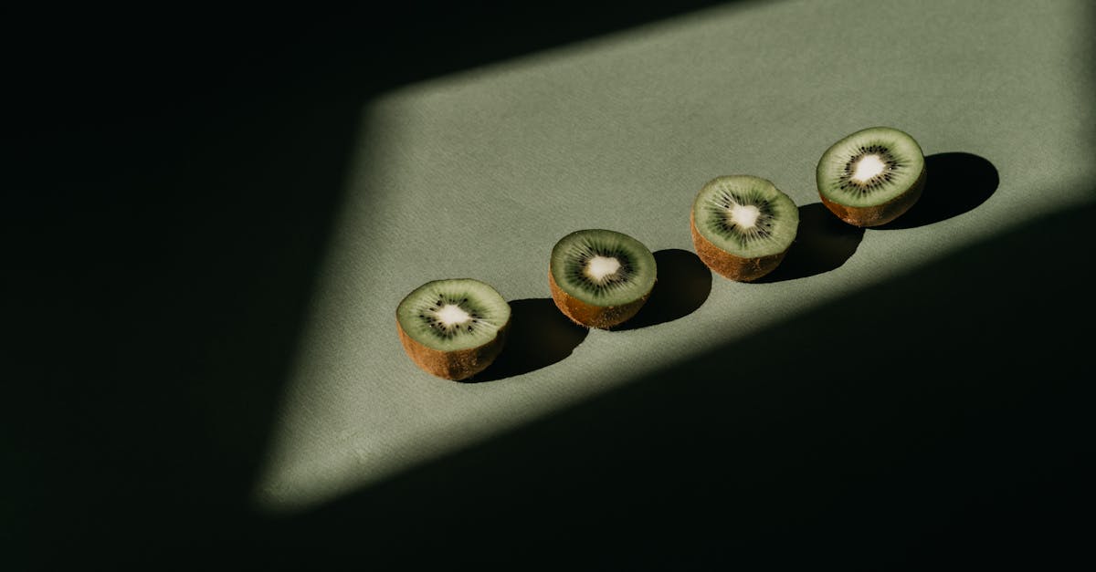 découvrez les bienfaits du kiwi pour la peau : un super-aliment riche en vitamines et antioxydants qui hydrate, revitalise et protège votre épiderme. apprenez à intégrer le kiwi dans votre routine beauté pour un teint éclatant.