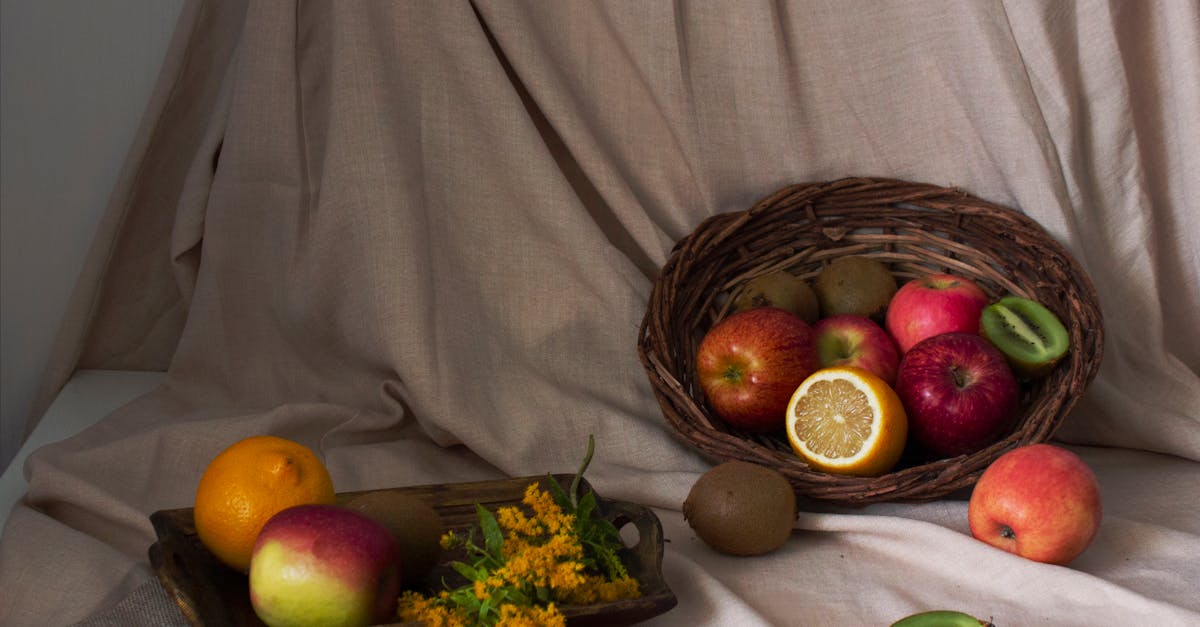 découvrez les bienfaits du kiwi pour votre peau ! apprenez comment cet incroyable fruit peut hydrater, nourrir et revitaliser votre épiderme grâce à ses propriétés naturelles. un guide incontournable pour une peau saine et éclatante.