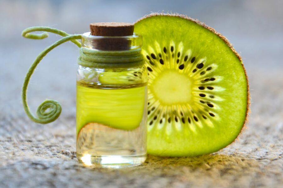 découvrez les bienfaits incroyables de la peau de kiwi, riche en nutriments et antioxydants. apprenez comment intégrer ce super-aliment dans votre alimentation et profitez de ses vertus pour la santé et la beauté.