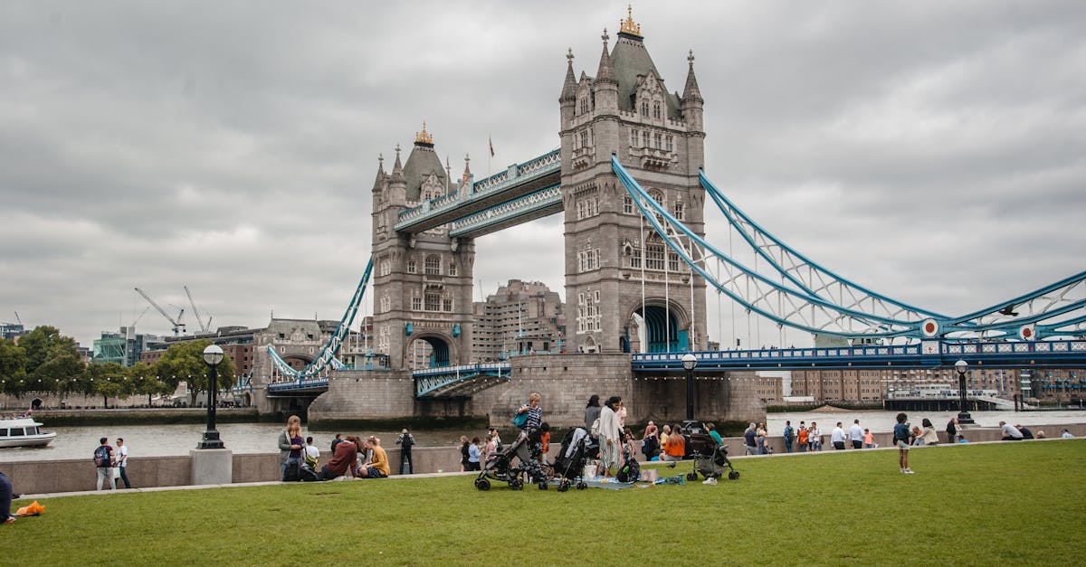 découvrez londres, la capitale dynamique du royaume-uni, connue pour son riche patrimoine, ses attractions emblématiques comme le big ben et buckingham palace, ses musées de renommée mondiale et sa scène culturelle vibrante. explorez ses quartiers uniques, savourez sa cuisine variée et plongez dans l'histoire fascinante de cette métropole cosmopolite.