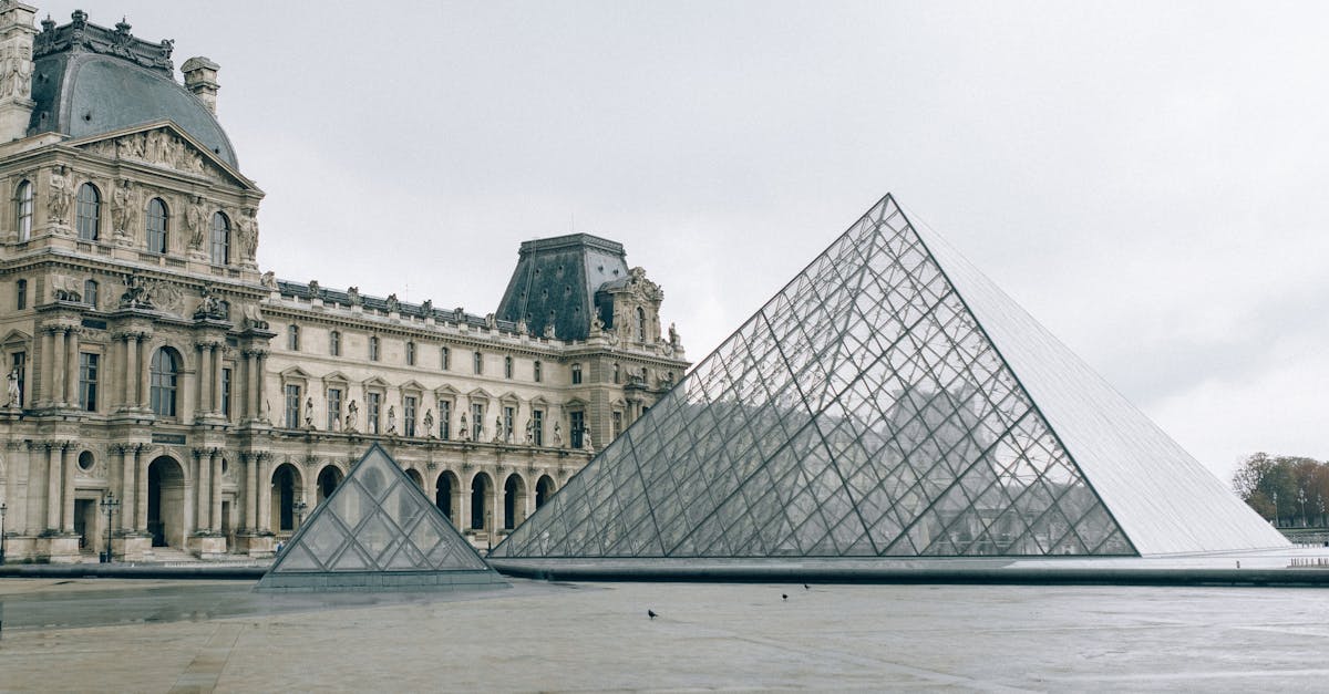 découvrez le louvre, le célèbre musée parisien abritant des milliers d'œuvres d'art, dont la mona lisa et la vénus de milo. explorez ses galeries impressionnantes et plongez dans l'histoire fascinante de l'art à travers les siècles.