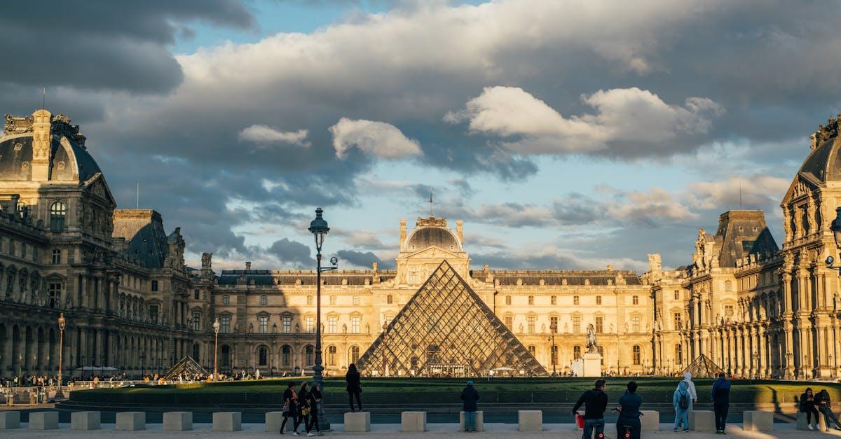 découvrez le musée du louvre, un trésor mondial d'art et d'histoire. explorez ses vastes collections, allant de la joconde aux sculptures antiques, et plongez dans l'univers fascinant de l'art à travers les siècles. ne manquez pas ce lieu emblématique lors de votre visite à paris.