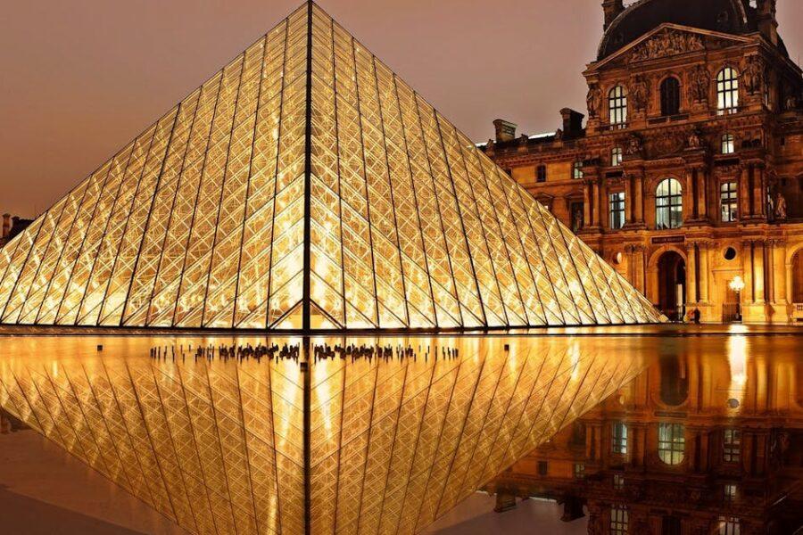 découvrez le musée du louvre, un magnifique emblème de l'art et de l'histoire à paris. explorez ses vastes collections, des chef-d'œuvres de la renaissance aux trésors de l'antiquité, dans l'un des musées les plus visités au monde.