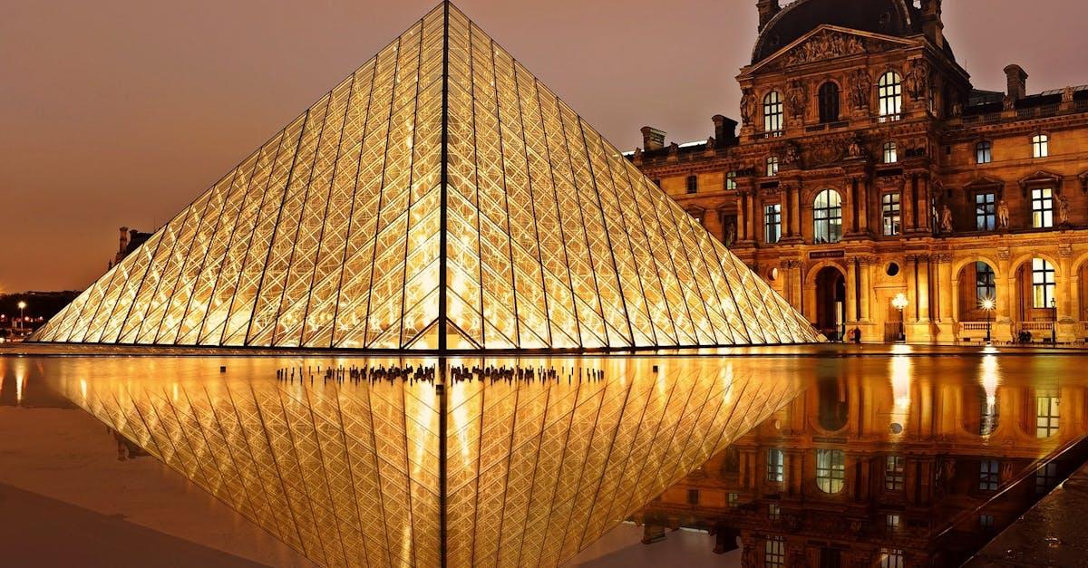 découvrez le musée du louvre, un magnifique emblème de l'art et de l'histoire à paris. explorez ses vastes collections, des chef-d'œuvres de la renaissance aux trésors de l'antiquité, dans l'un des musées les plus visités au monde.