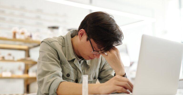 découvrez les causes et les symptômes de la fatigue mentale. apprenez des stratégies efficaces pour la surmonter et améliorer votre bien-être mental au quotidien.