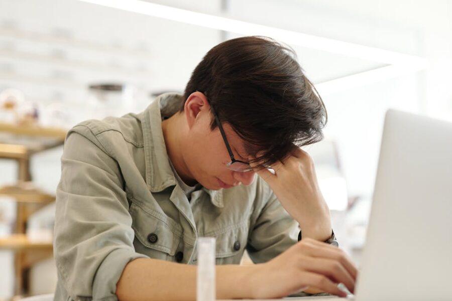 découvrez les causes et les symptômes de la fatigue mentale. apprenez des stratégies efficaces pour la surmonter et améliorer votre bien-être mental au quotidien.