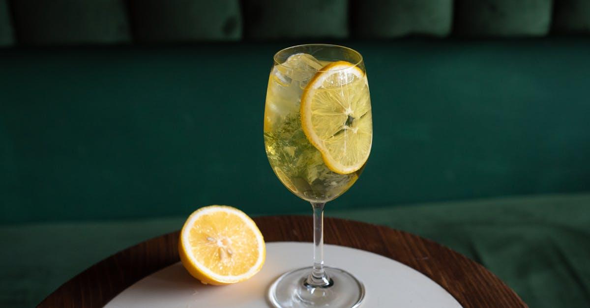 découvrez le monde des mocktails, ces cocktails sans alcool savoureux et inventifs, parfaits pour toutes occasions. explorez des recettes originales, des conseils de préparation et des idées de présentation pour impressionner vos invités tout en restant sobre.