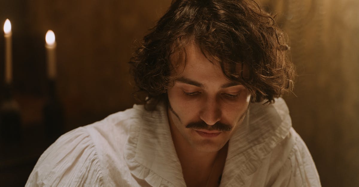 découvrez l'univers fascinant de la moustache : conseils de style, astuces d'entretien et tendances actuelles pour arborer fièrement ce symbole de masculinité. que vous soyez un moustachu aguerri ou un novice, trouvez l'inspiration et les meilleures pratiques pour sublimer votre look.