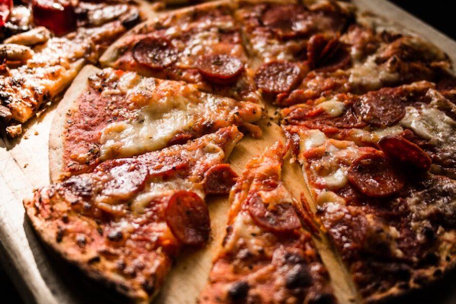 découvrez notre délicieuse sélection de pizzas artisanales, préparées avec des ingrédients frais et de qualité. que vous préfériez les garnitures classiques ou les combinaisons audacieuses, chaque bouchée est un véritable régal. commandez dès maintenant et savourez une expérience culinaire inoubliable !
