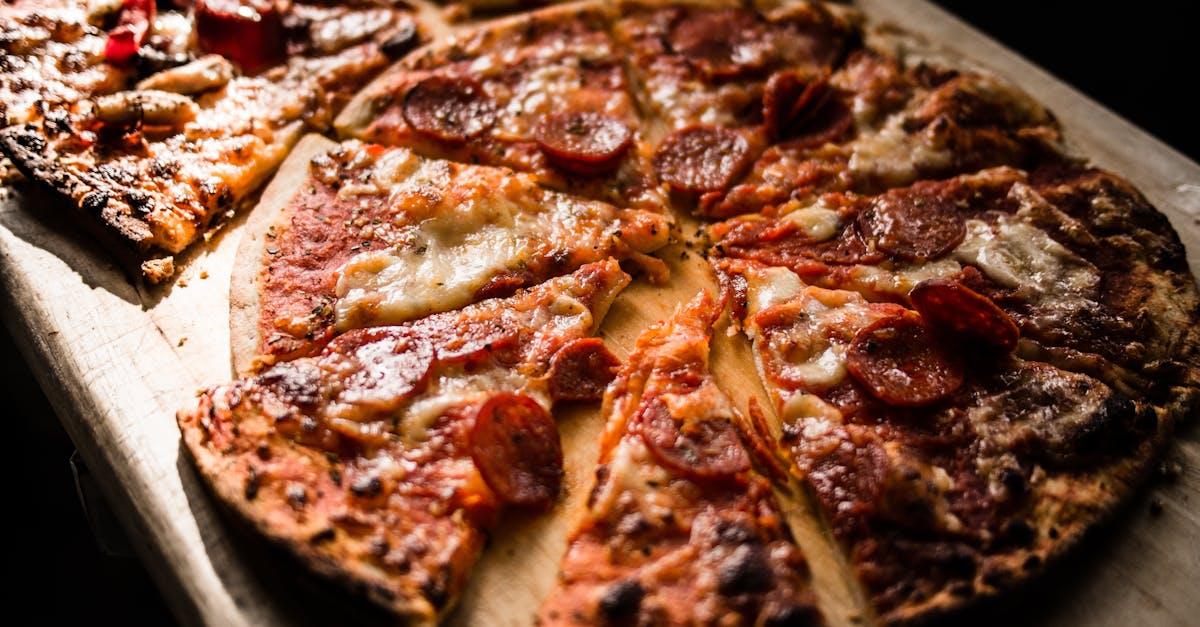 découvrez notre délicieuse sélection de pizzas artisanales, préparées avec des ingrédients frais et de qualité. que vous préfériez les garnitures classiques ou les combinaisons audacieuses, chaque bouchée est un véritable régal. commandez dès maintenant et savourez une expérience culinaire inoubliable !